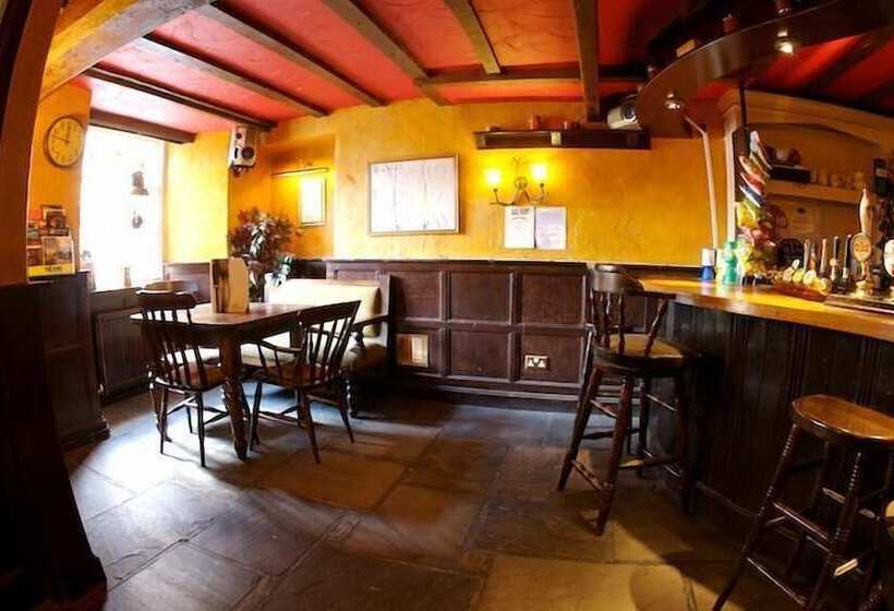 호텔 The Old Crown Coaching Inn