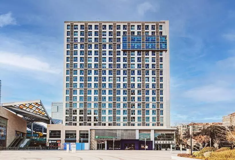 هتل Holiday Inn Express Shanghai Baoyang, An Ihg