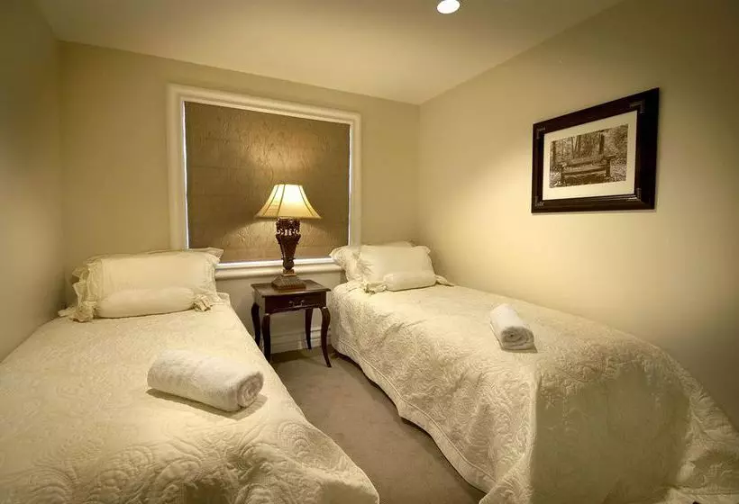 Отель Esplanade Queenstown By Staysouth