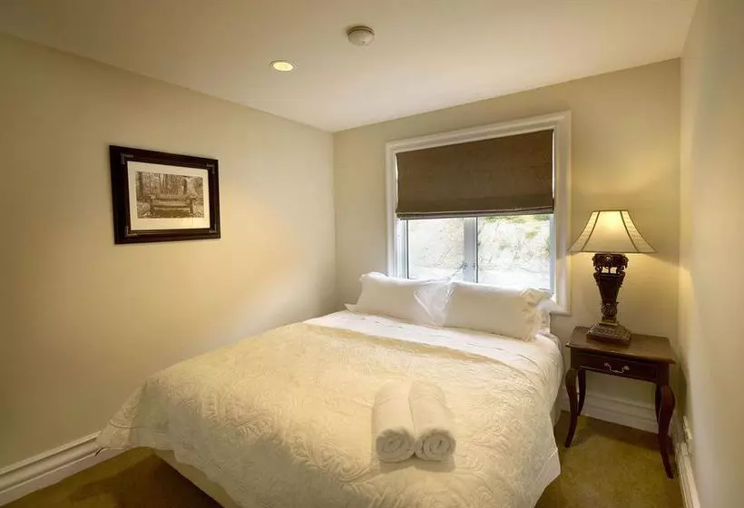 Отель Esplanade Queenstown By Staysouth