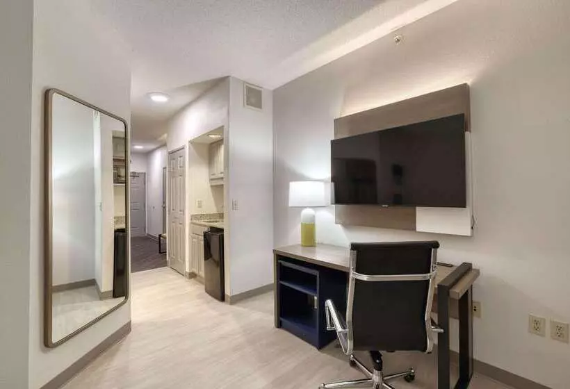 هتل Comfort Suites Milwaukee Airport