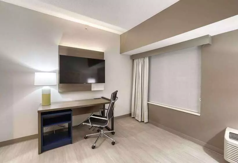 هتل Comfort Suites Milwaukee Airport