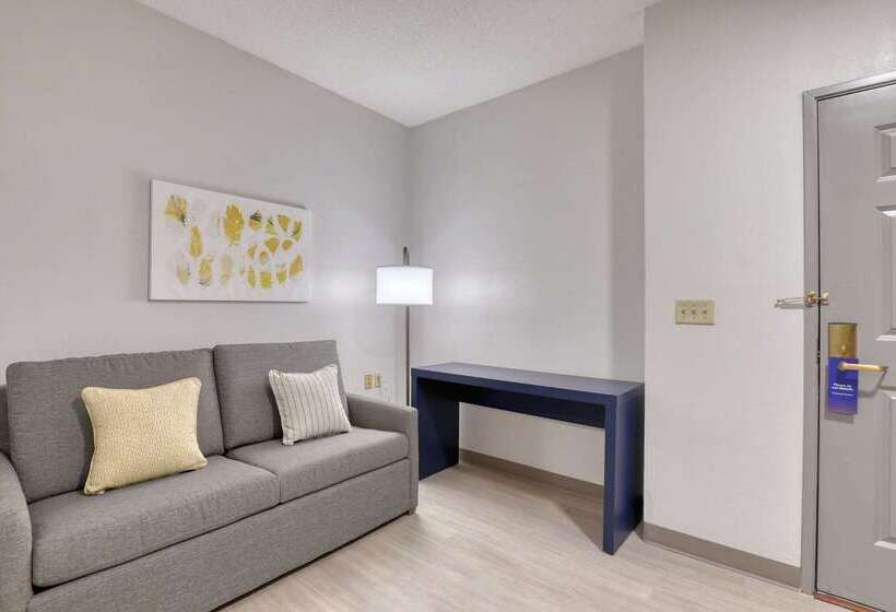 فندق Comfort Suites Milwaukee Airport