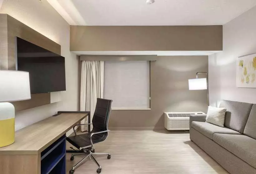 هتل Comfort Suites Milwaukee Airport