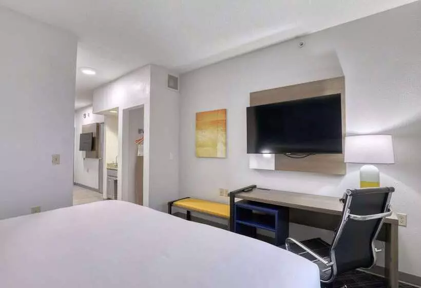 هتل Comfort Suites Milwaukee Airport