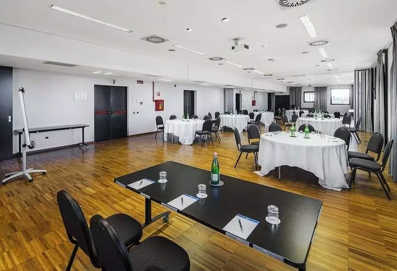 هتل NH Milano Fiera