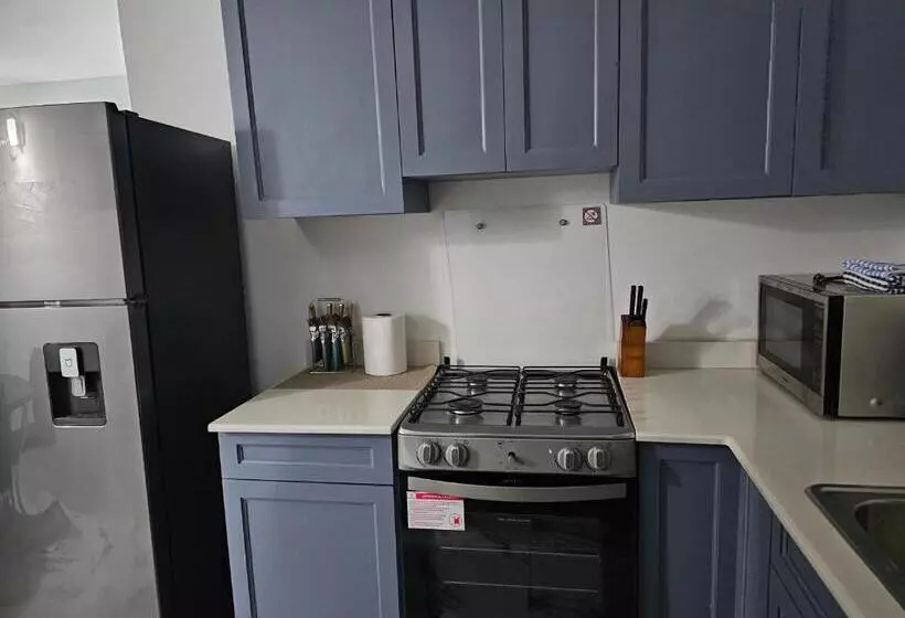 هتل Roots Cafe Rooms