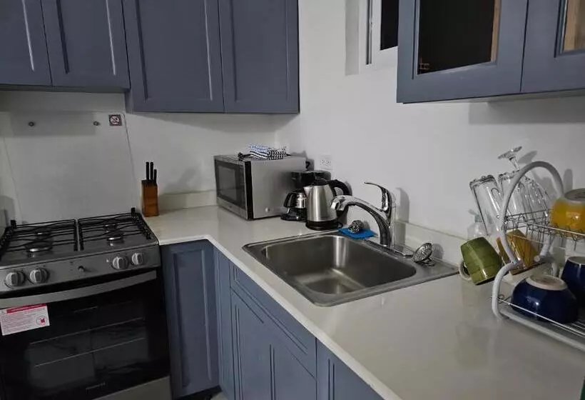 هتل Roots Cafe Rooms