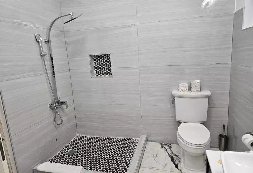 هتل Roots Cafe Rooms