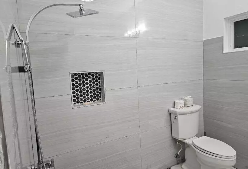 هتل Roots Cafe Rooms