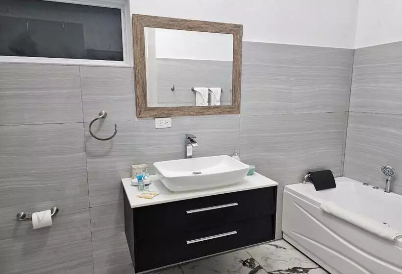 هتل Roots Cafe Rooms