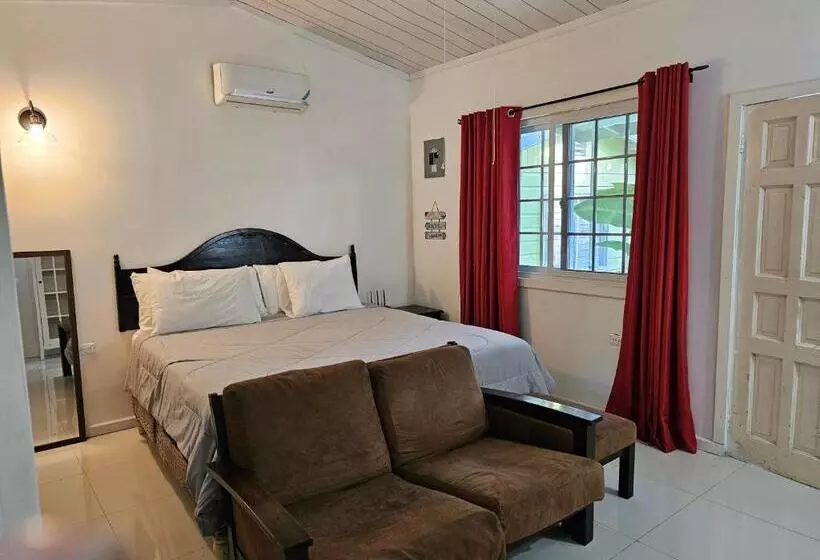 هتل Roots Cafe Rooms