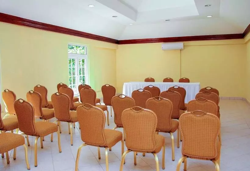 هتل Roots Cafe Rooms