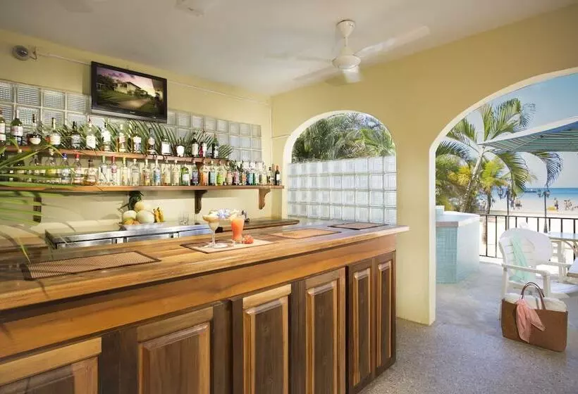 هتل Roots Cafe Rooms