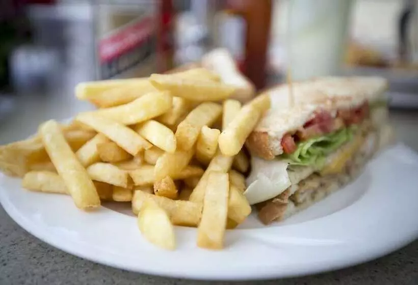 هتل Roots Cafe Rooms