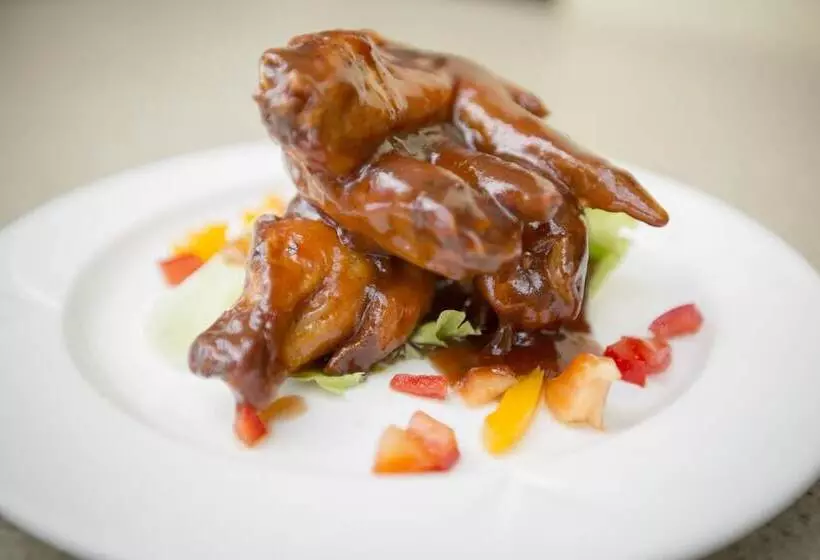 هتل Roots Cafe Rooms