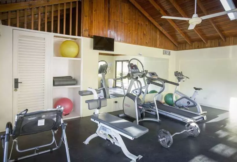 هتل Roots Cafe Rooms