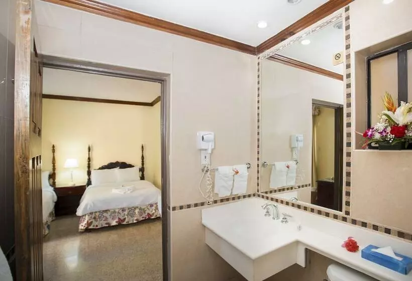 هتل Roots Cafe Rooms