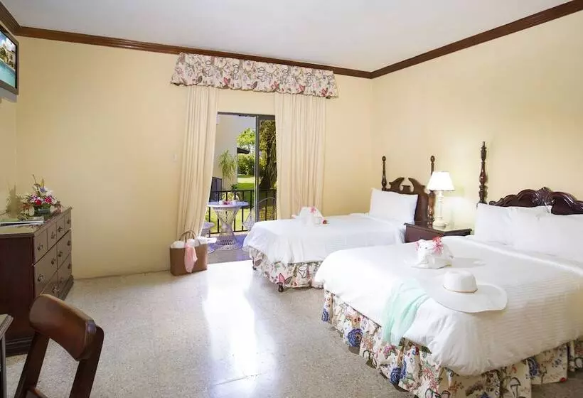 هتل Roots Cafe Rooms