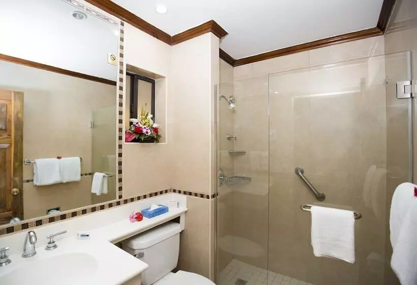 هتل Roots Cafe Rooms