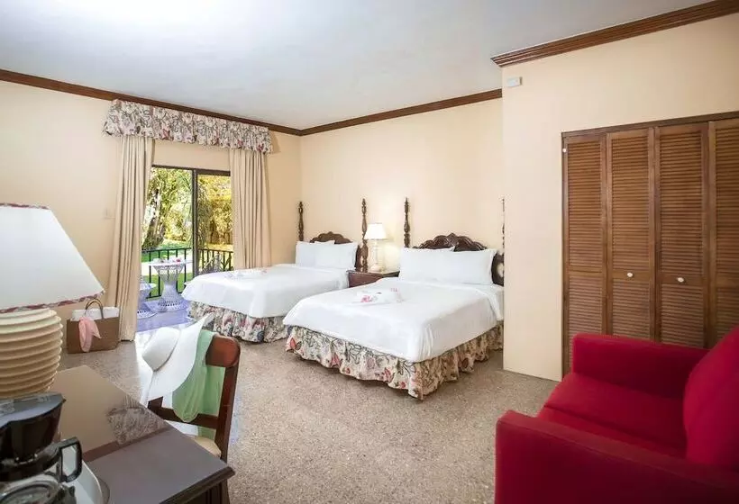 هتل Roots Cafe Rooms