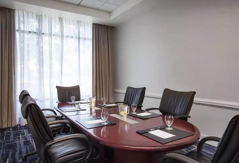 هتل Sheraton Suites Philadelphia Airport