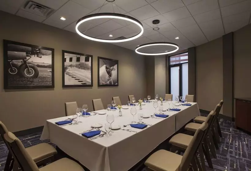 هتل Sheraton Suites Philadelphia Airport