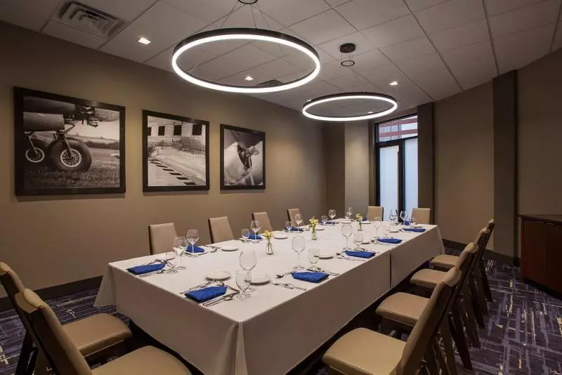 هتل Sheraton Suites Philadelphia Airport