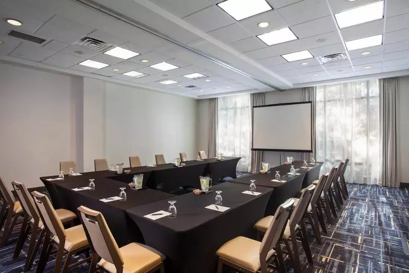 هتل Sheraton Suites Philadelphia Airport