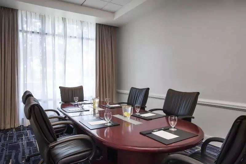 هتل Sheraton Suites Philadelphia Airport