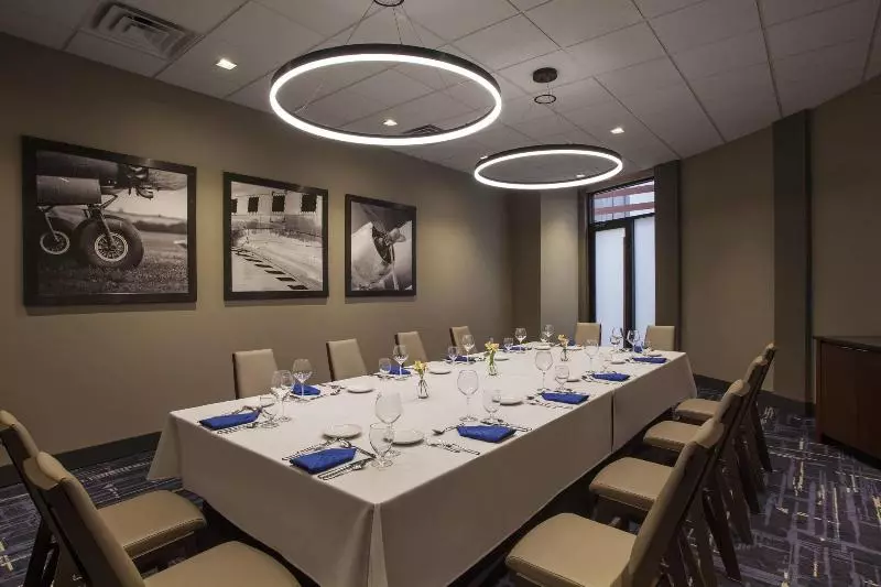 هتل Sheraton Suites Philadelphia Airport