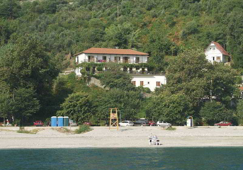 Papa Nero Studios & Apartments