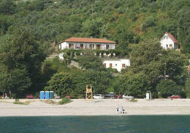 Papa Nero Studios & Apartments