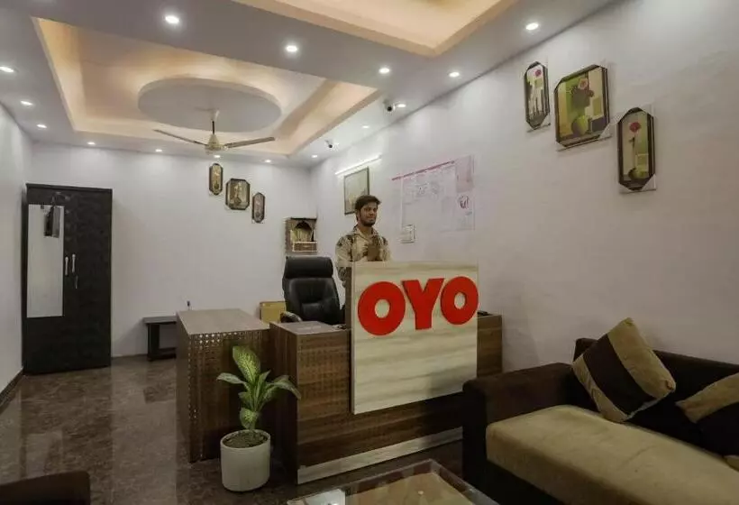 ホテル Oyo 75701 Red Velvet Rooms & Banquet