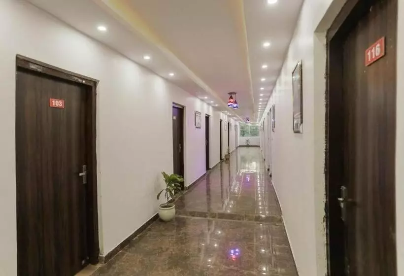 ホテル Oyo 75701 Red Velvet Rooms & Banquet