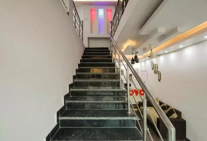 ホテル Oyo 75701 Red Velvet Rooms & Banquet