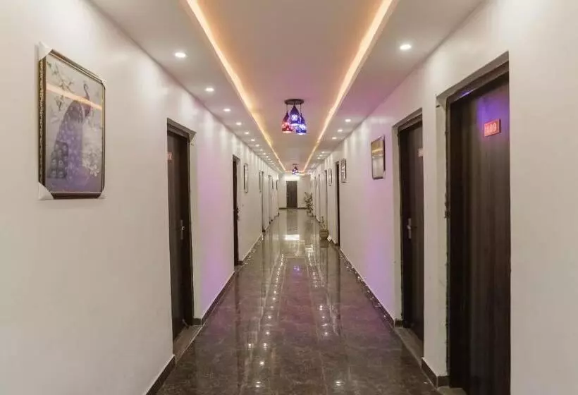 ホテル Oyo 75701 Red Velvet Rooms & Banquet