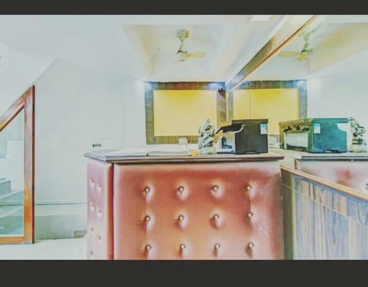 Pensió Oyo Home 66835 Pleasant Cosy Richa Palace