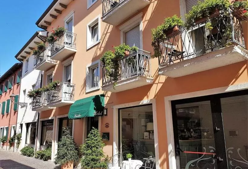 هتل Albergo Fiorita