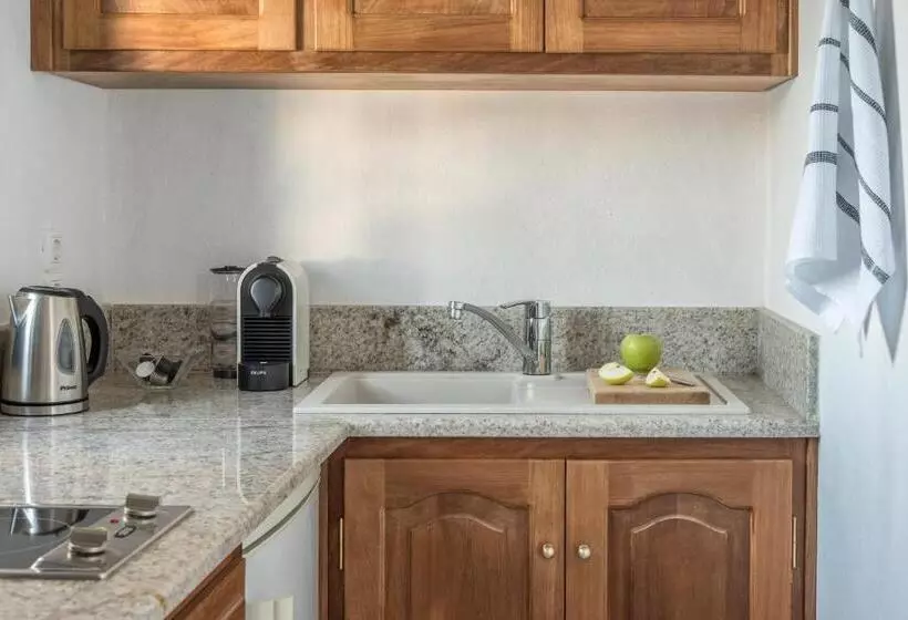 هتل Chelidonia Luxury Suites