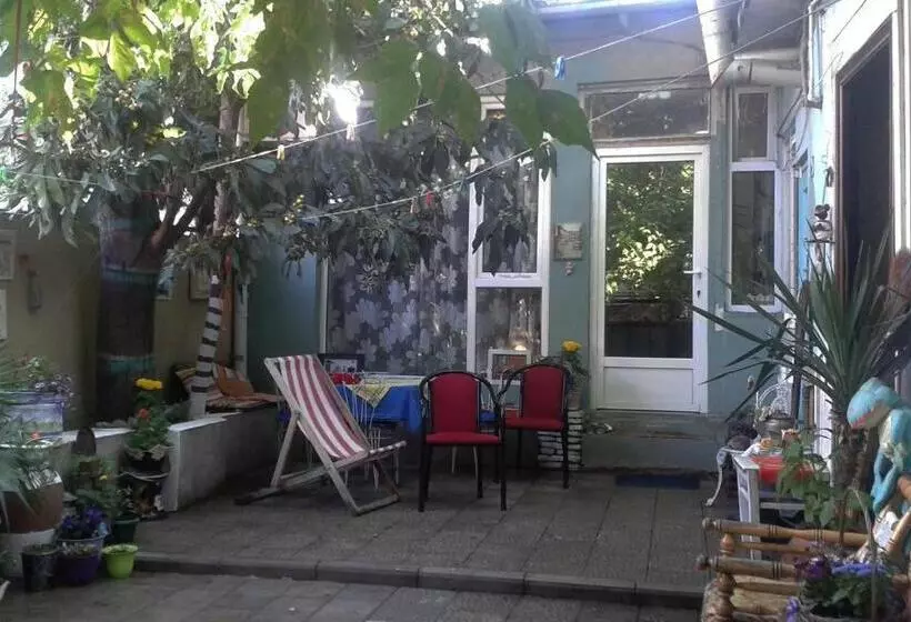 پانسیون Nona's Guest House