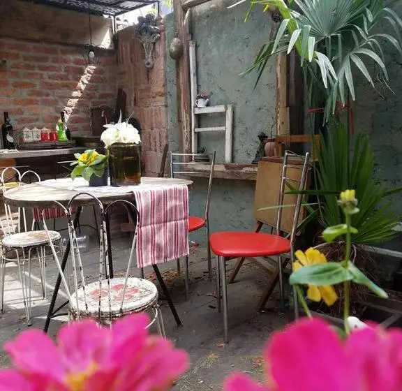 پانسیون Nona's Guest House