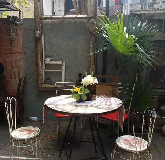 پانسیون Nona's Guest House