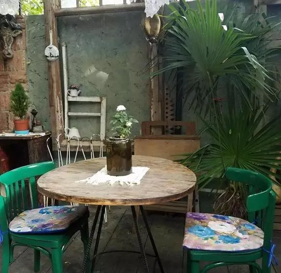 پانسیون Nona's Guest House