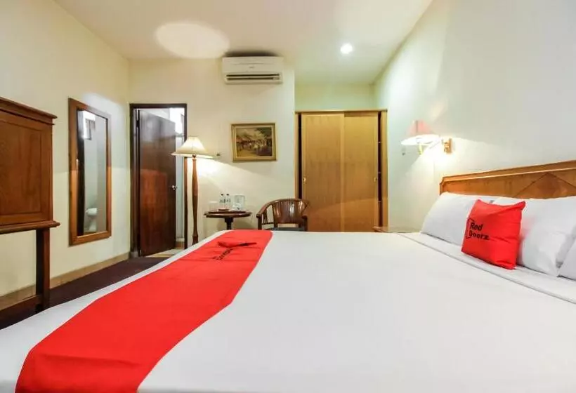 Majatalo Reddoorz Plus At Pitagiri Gbk Senayan