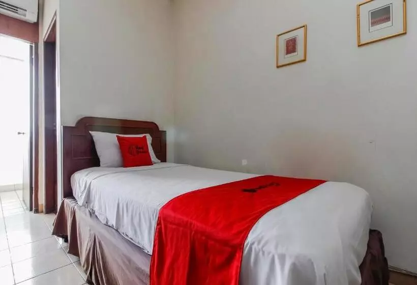 Majatalo Reddoorz Plus At Pitagiri Gbk Senayan