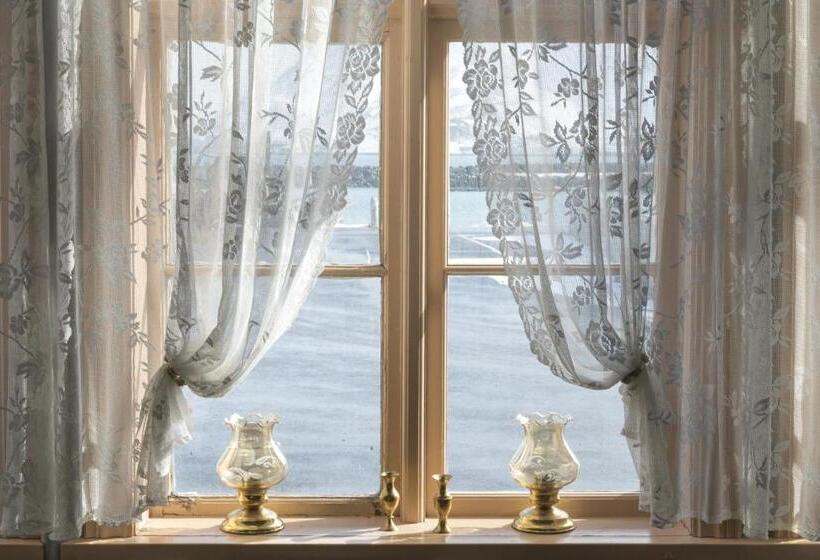 هتل Einarshúsid Guesthouse