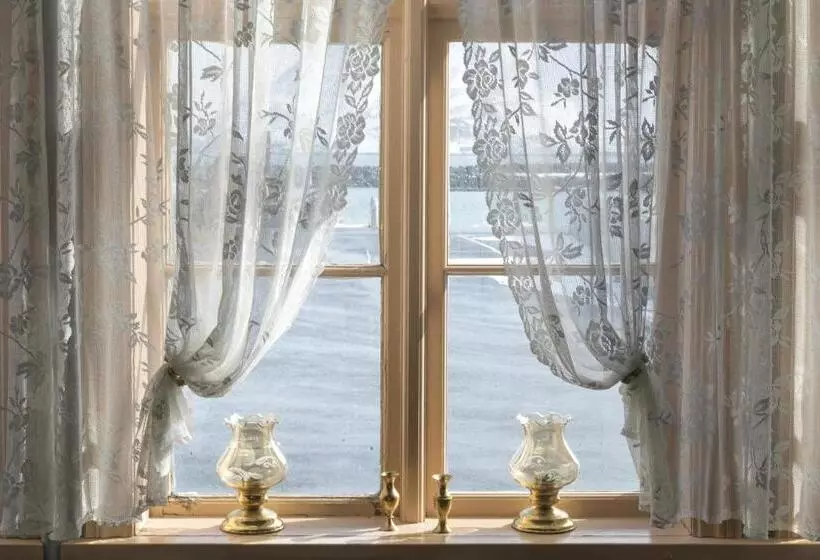 هتل Einarshúsid Guesthouse