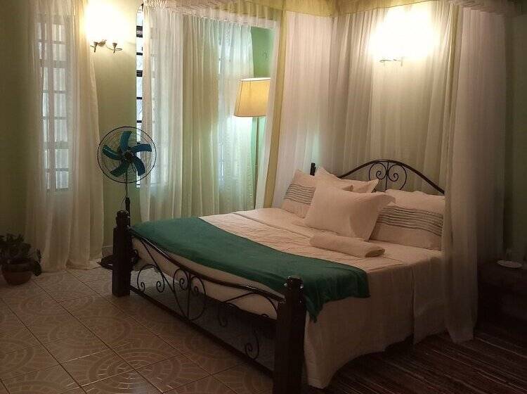 هتل Palm Airport Suites