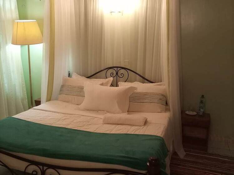 هتل Palm Airport Suites